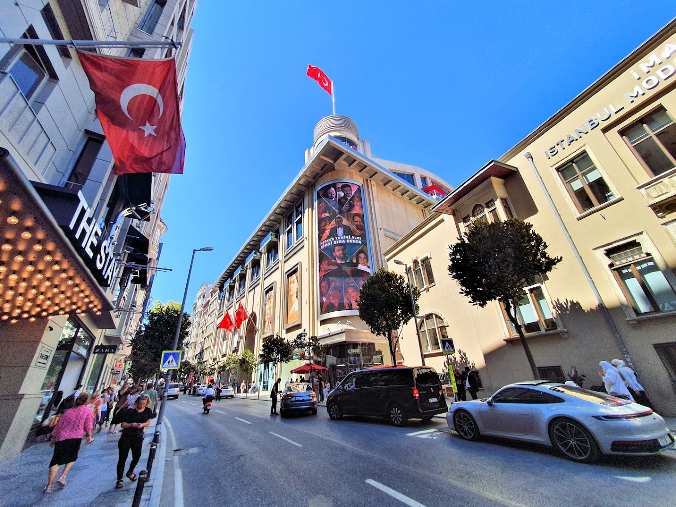 A quiet Nişantaşı street in Şişli